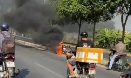 Xe máy bốc cháy ngùn ngụt trên đại lộ Phạm Văn Đồng
