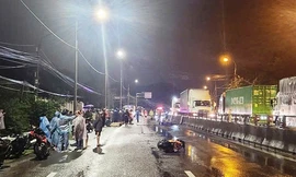 Xe máy tông dải phân cách, 3 người không đội mũ bảo hiểm tử vong