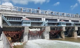 Hồ thủy lợi lớn nhất Việt Nam tiếp tục xả nước qua tràn trong 4 ngày