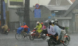 TPHCM lại mưa như trút, giao thông hỗn loạn