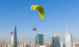 Chi 3 triệu đồng bay dù lượn động cơ, lơ lửng ngắm TP.HCM ngày đầu năm