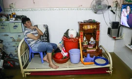 Mất chỗ ngủ, đi ủng cả ngày trong nhà vì triều cường ở TPHCM