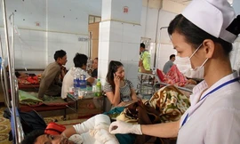 Nghịch tử vô cớ đổ xăng đốt cha ruột