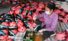 Làng đồ chơi truyền thống Trung thu hối hả vào mùa