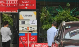 Hà Nội: Nhiều điểm bán treo biển hết xăng, đang sửa chữa