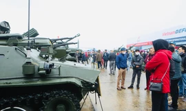 Người dân đội mưa xem triển lãm Quốc phòng quốc tế Việt Nam