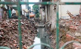 Mương thoát nước đen kịt, bốc mùi giữa khu dân cư