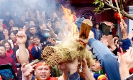 Hàng nghìn người vây kín sân đình làng Thị Cấm xem thi thổi lửa nấu cơm