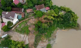 Xuất hiện nhiều vị trí sạt lở đê nghiêm trọng ven sông Hồng