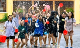 Rộn ràng Tết cổ truyền Bunpimay của học sinh Lào tại Hà Nội