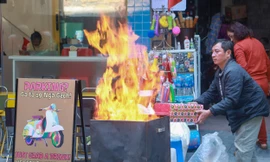 Phố cổ Hà Nội 'đỏ lửa' tiễn sớm ông Công ông Táo chầu trời