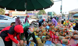 Ùn ứ nông sản tại Tân Thanh, nhiều xe container quay đầu bán mít dọc đường giá rẻ như cho