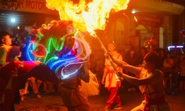 Mãn nhãn màn múa lân thổi lửa độc đáo ở ngoại thành Hà Nội