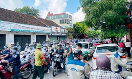 Biển người ùn ứ kéo dài đợi kiểm tra giấy đi đường ở chốt kiểm tra huyện Thanh Trì