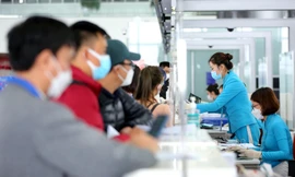Ga quốc tế Nội Bài tấp nập khách trong ngày mở lại toàn bộ đường bay
