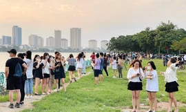 Hồ Tây vẫn nườm nượp người như chưa từng có COVID-19