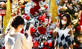 Giới trẻ lên phố Hàng Mã đón Giáng sinh sớm rực rỡ sắc màu