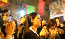 Người dân nườm nượp đi lễ phủ Tây Hồ sau thời khắc giao thừa