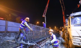 Cận cảnh công nhân xuyên đêm thi công đẩy nhanh tiến độ nút giao thông Âu Cơ - Xuân Diệu - Nghi Tàm