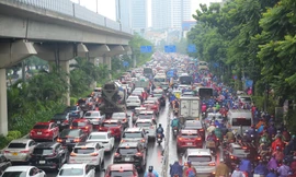 Người Hà Nội chật vật đi làm trong cơn mưa tầm tã