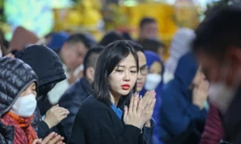 Người dân ngồi chật kín chùa Phúc Khánh để dâng sao giải hạn trong đêm