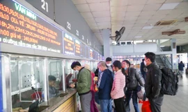 27 tháng Chạp, bến xe Hà Nội tăng nhiệt, nhộn nhịp khách về quê