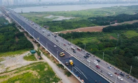 Hàng trăm công nhân đội nắng, trải thảm nhựa thi công cầu Vĩnh Tuy giai đoạn 2