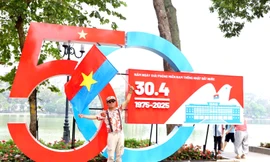 Hà Nội trang hoàng rực rỡ chào mừng kỷ niệm Ngày Thống nhất đất nước 30/4