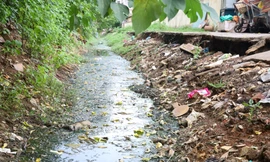 Cận cảnh các kênh mương nước ô nhiễm, ngập ngụa rác và nước thải đen ngòm giữa lòng Hà Nội