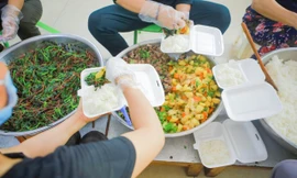 Hàng trăm suất ăn ấm tình người trao tặng bệnh viện K và CDC Hà Nội