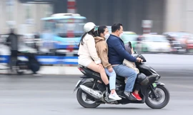 Nhiều người dân Thủ đô du xuân 'ngại' đội mũ bảo hiểm