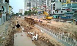 Ngổn ngang mặt bằng thi công dự án hầm chui Giải Phóng - Kim Đồng