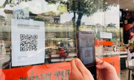 Người dân Thủ đô quét mã QR trước khi mua đồ ăn tại hàng quán