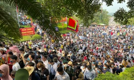 'Biển người' đi lễ đền Hùng ngày chính hội