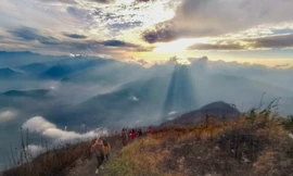 Săn mây giữa khung cảnh 'thần tiên' trên đỉnh núi Lảo Thẩn - Y Tý