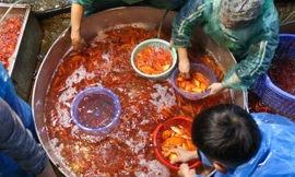 Chợ cá Yên Sở rực sắc đỏ, nhộn nhịp trước ngày cúng ông Công - ông Táo