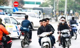 Nườm nượp xe ngang nhiên đi cắt mặt ngược chiều trên đường Giải Phóng