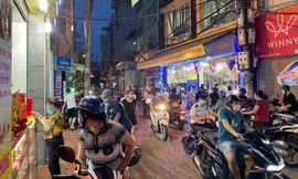 Người dân Thủ đô xếp hàng dài mua bánh trung thu truyền thống ở làng nghề Xuân Đỉnh 