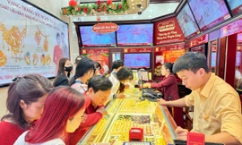 Lấy số, đặt sổ, đổ xô mua vàng vía Thần tài 