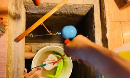 Người dân Hà Nội tất bật dọn dẹp nhà cửa sau trận mưa lớn chiều qua