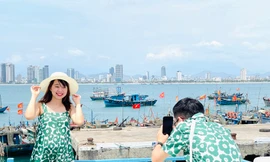 Ngắm 'Santorini thu nhỏ' đẹp quên lối về được giới trẻ Đà Nẵng đua nhau check in