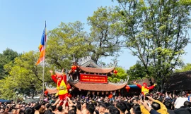 'Biển người' chen chân tham dự nghi lễ 'dô ông đám' tại lễ rước pháo Đồng Kỵ