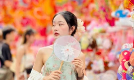 Người Hà Nội 'lên đồ' đi chơi Trung thu sớm trên phố Hàng Mã