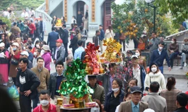 Du khách thập phương đổ về đền Bà Chúa Kho đầu năm mới