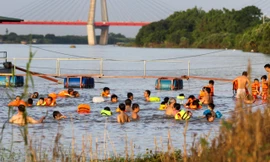 Nắng nóng gay gắt, người Hà Nội đổ xô ra sông Hồng ‘giải nhiệt’ bất chấp nguy hiểm