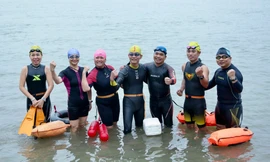 Bất chấp giá rét dưới 12 độ C, người Hà Nội vẫn bơi lội trên sông Hồng