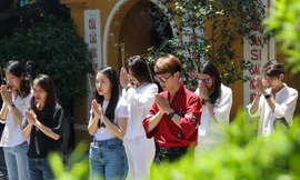 Người dân tấp nập đi chùa cầu an ngày rằm tháng Bảy