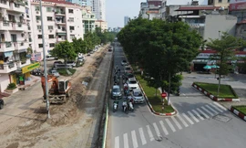 Hình ảnh công nhân xén vỉa hè để mở rộng lòng đường Trần Đăng Ninh