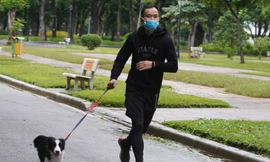 Công viên mở cửa, người dân Hà Nội đội mưa đi tập thể dục