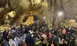 Du khách tấp nập vào động Hương Tích ngày đầu chùa Hương mở cửa